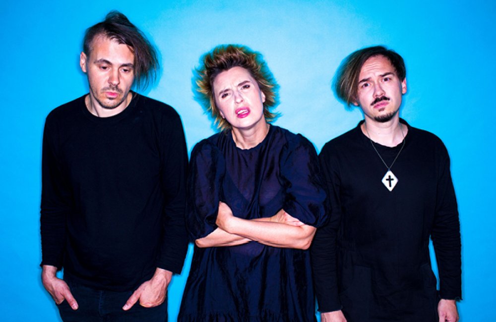 KLUB ZA ZRKADLOM / MUCHA KRST