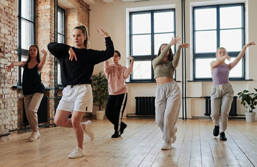 LADIES DANCE