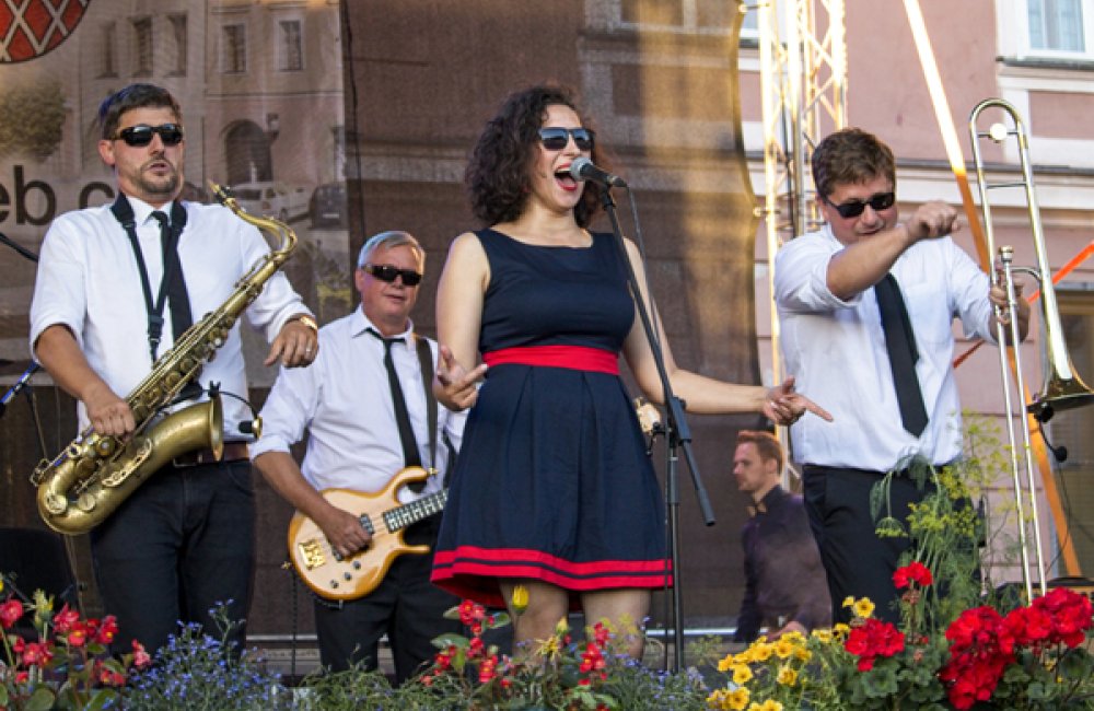 KLUB ZA ZRKADLOM /  LAURA A JEJÍ TYGŘI